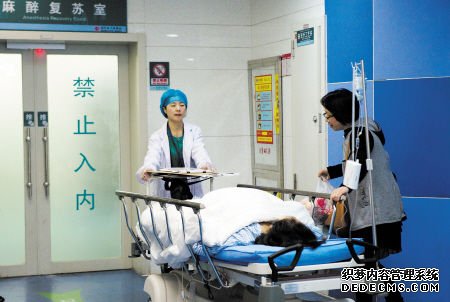 昨日下午6时，在省人民医院，薇薇（化名）才从手术室出来。 邹麟 摄